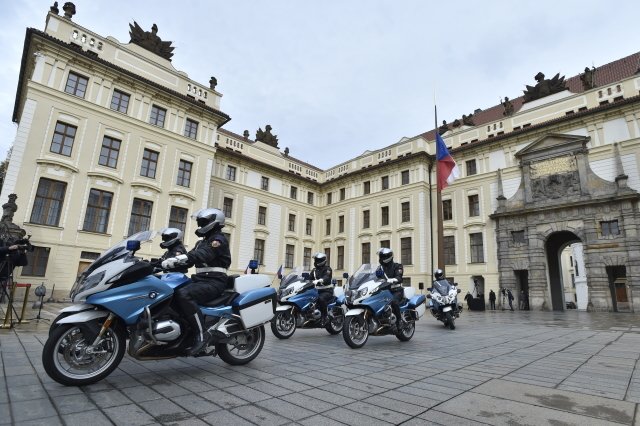 Slavnostní střídání Hradní stráže při příležitosti připomenutí vyhlášení samostatného československého státu, 28. října 2020 v Praze.