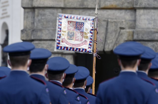 Slavnostní střídání Hradní stráže při příležitosti připomenutí vyhlášení samostatného československého státu, 28. října 2020 v Praze. 