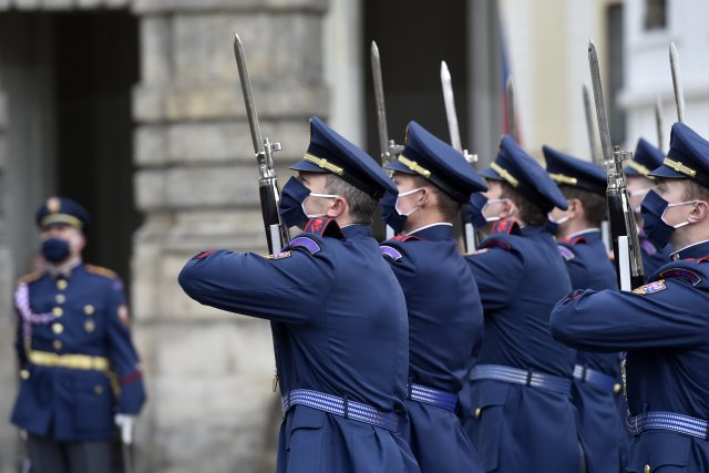 Slavnostní střídání Hradní stráže při příležitosti připomenutí vyhlášení samostatného československého státu, 28. října 2020 v Praze.