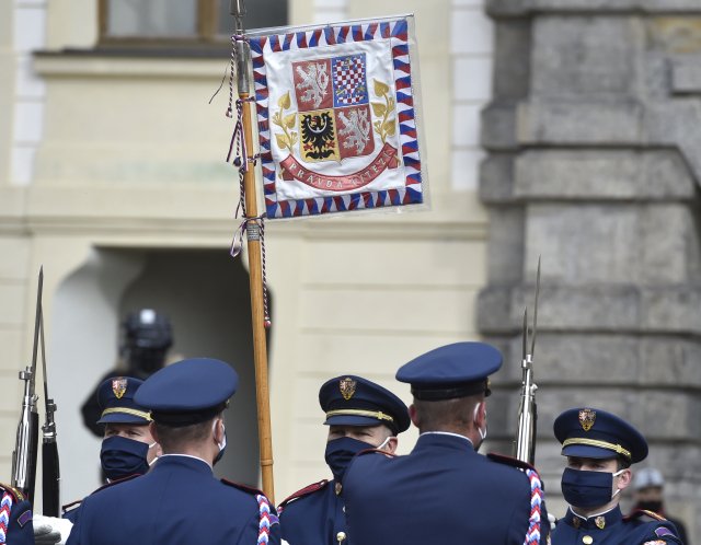 Slavnostní střídání Hradní stráže při příležitosti připomenutí vyhlášení samostatného československého státu, 28. října 2020 v Praze. 