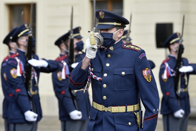 Slavnostní střídání Hradní stráže při příležitosti připomenutí vyhlášení samostatného československého státu, 28. října 2020 v Praze. 