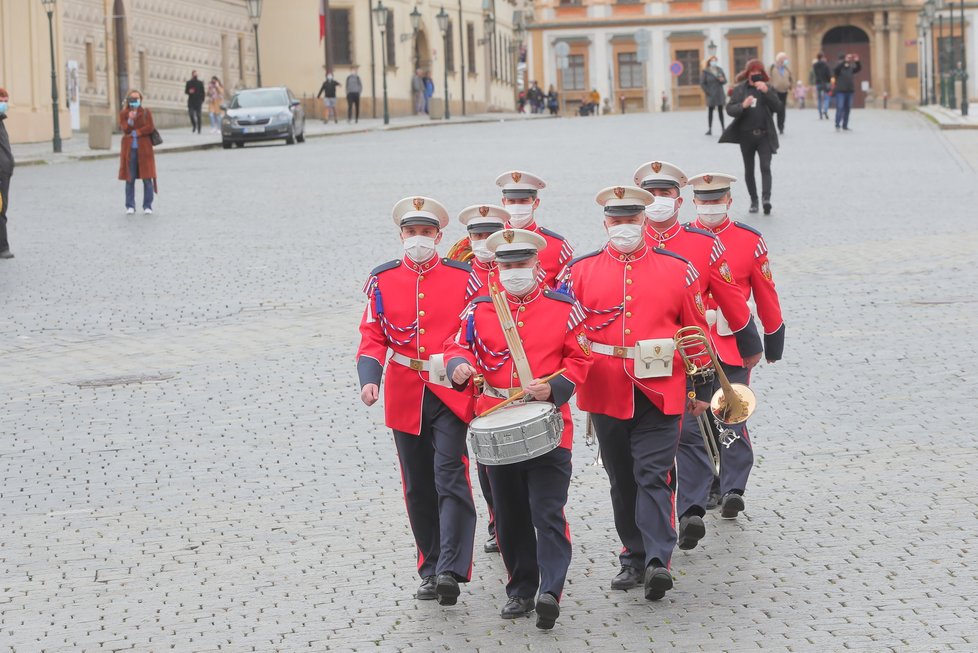 Slavnostní střídání Hradní stráže při příležitosti připomenutí vyhlášení samostatného československého státu, 28. října 2020 v Praze.