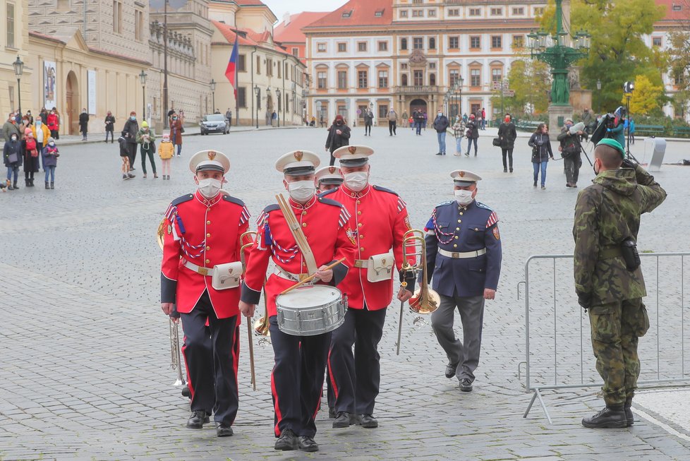 Slavnostní střídání Hradní stráže při příležitosti připomenutí vyhlášení samostatného československého státu, 28. října 2020 v Praze.