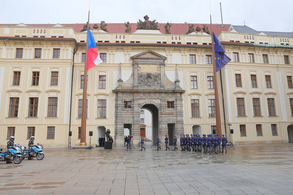 Slavnostní střídání Hradní stráže při příležitosti připomenutí vyhlášení samostatného československého státu, 28. října 2020 v Praze.