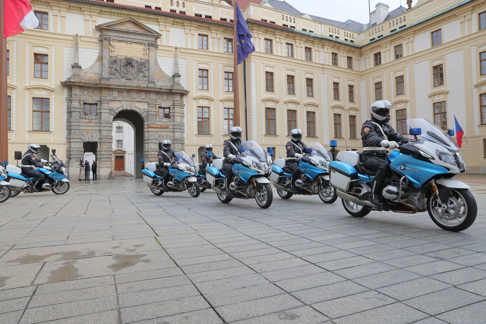 Slavnostní střídání Hradní stráže při příležitosti připomenutí vyhlášení samostatného československého státu, 28. října 2020 v Praze.