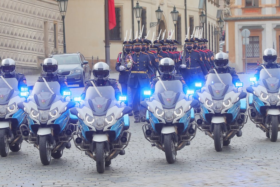 Slavnostní střídání Hradní stráže při příležitosti připomenutí vyhlášení samostatného československého státu, 28. října 2020 v Praze.