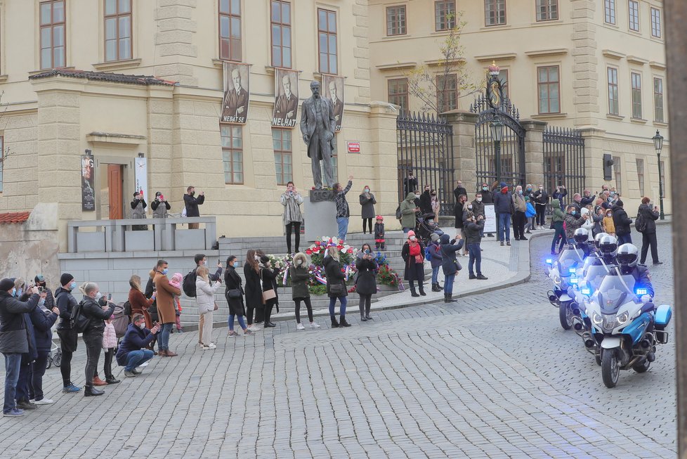 Slavnostní střídání Hradní stráže při příležitosti připomenutí vyhlášení samostatného československého státu, 28. října 2020 v Praze.