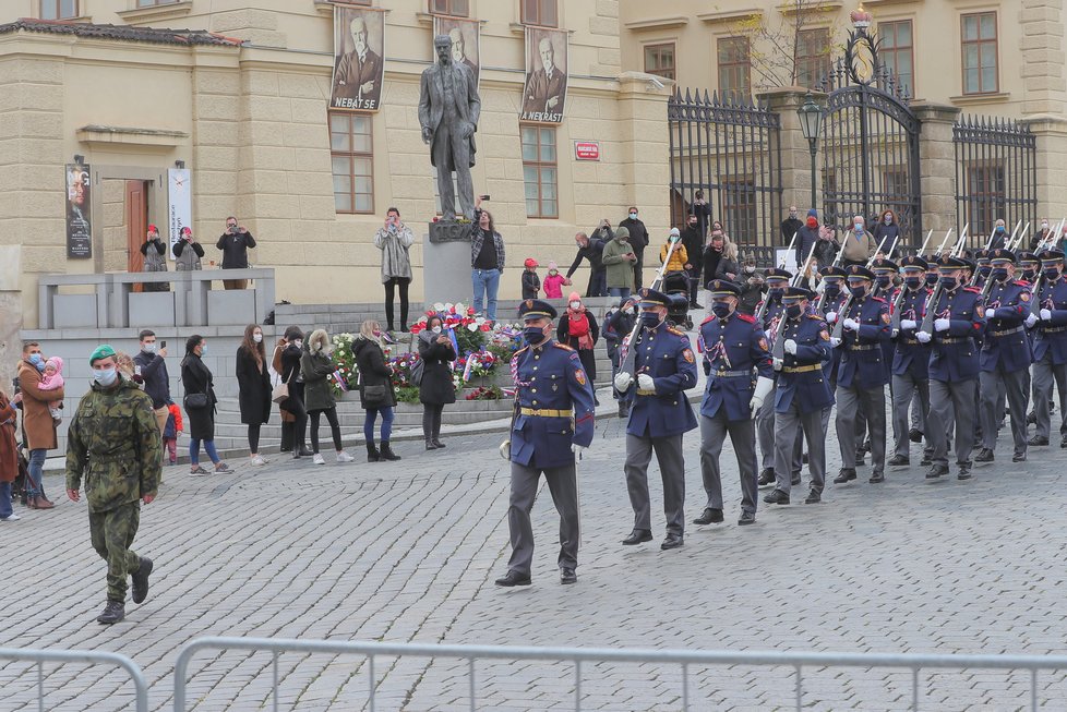 Slavnostní střídání Hradní stráže při příležitosti připomenutí vyhlášení samostatného československého státu, 28. října 2020 v Praze.