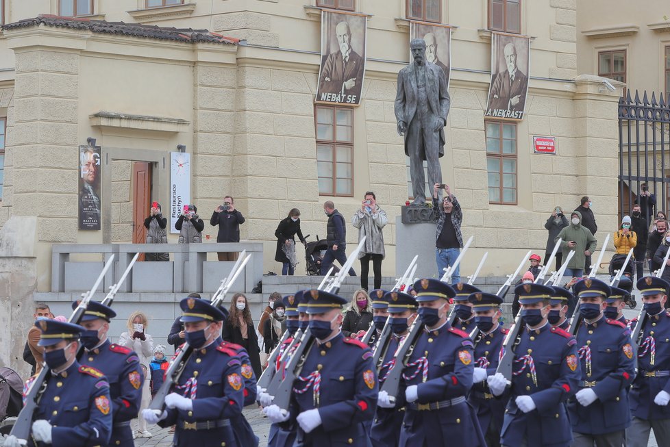 Slavnostní střídání Hradní stráže při příležitosti připomenutí vyhlášení samostatného československého státu, 28. října 2020 v Praze.