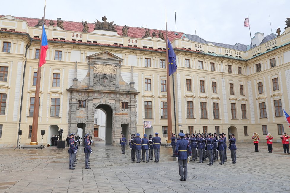 Slavnostní střídání Hradní stráže při příležitosti připomenutí vyhlášení samostatného československého státu, 28. října 2020 v Praze.