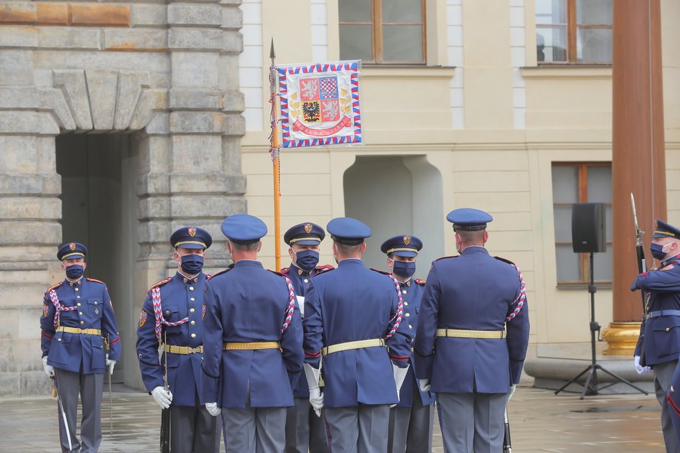 Slavnostní střídání Hradní stráže při příležitosti připomenutí vyhlášení samostatného československého státu, 28. října 2020 v Praze.