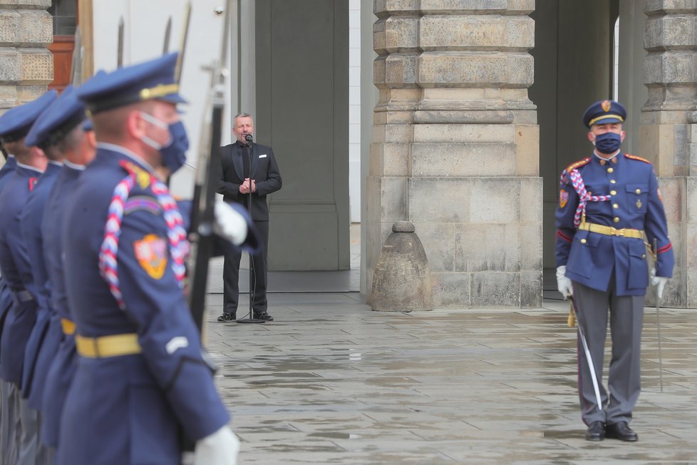 Slavnostní střídání Hradní stráže při příležitosti připomenutí vyhlášení samostatného československého státu, 28. října 2020 v Praze.