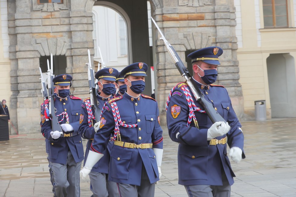 Slavnostní střídání Hradní stráže při příležitosti připomenutí vyhlášení samostatného československého státu, 28. října 2020 v Praze.