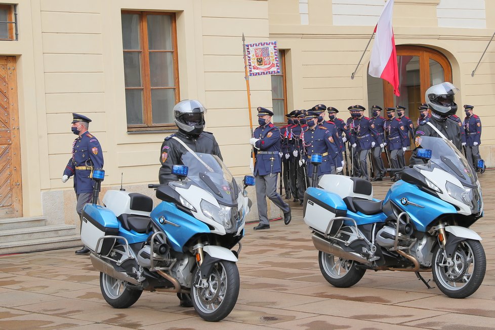 Slavnostní střídání Hradní stráže při příležitosti připomenutí vyhlášení samostatného československého státu, 28. října 2020 v Praze.