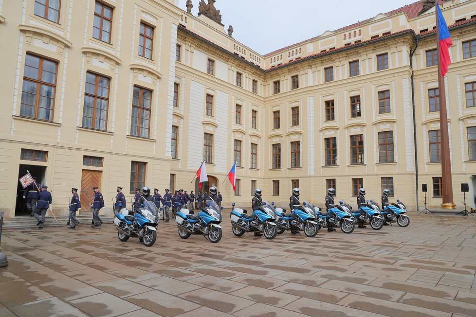 Slavnostní střídání Hradní stráže při příležitosti připomenutí vyhlášení samostatného československého státu, 28. října 2020 v Praze.