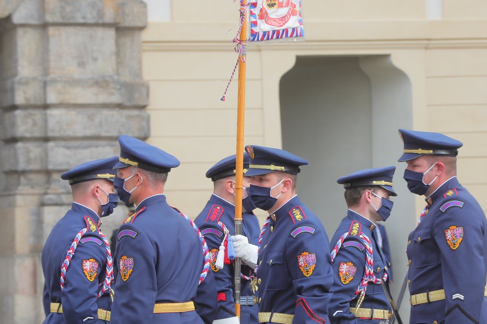 Slavnostní střídání Hradní stráže při příležitosti připomenutí vyhlášení samostatného československého státu, 28. října 2020 v Praze.