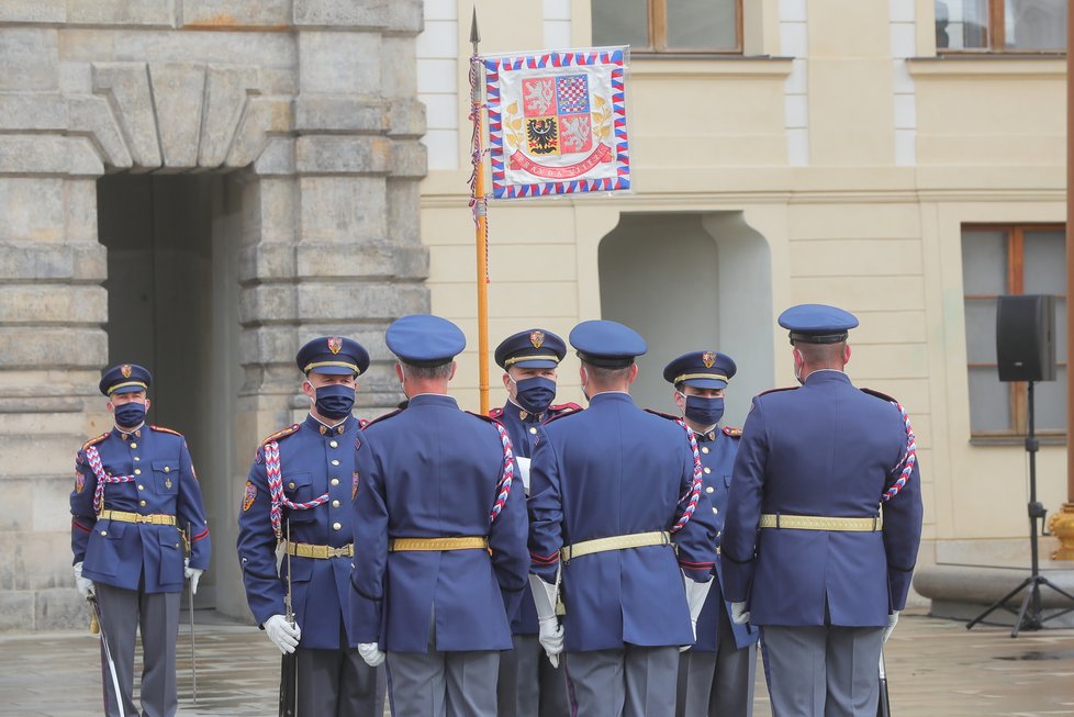 Slavnostní střídání Hradní stráže při příležitosti připomenutí vyhlášení samostatného československého státu, 28. října 2020 v Praze.