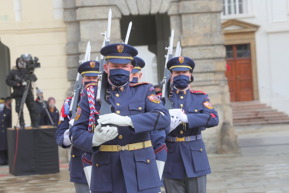 Slavnostní střídání Hradní stráže při příležitosti připomenutí vyhlášení samostatného československého státu, 28. října 2020 v Praze.