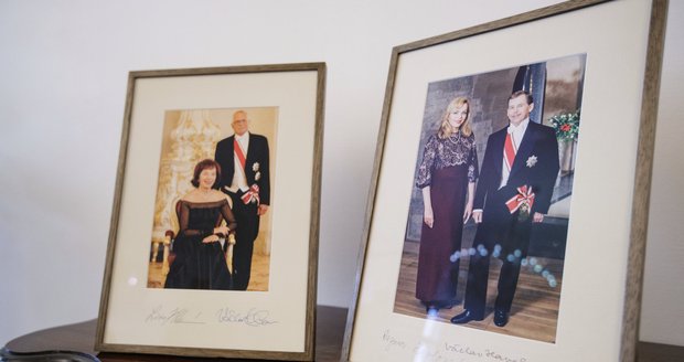 Prezidentské páry na oficiálních fotografiích: Václav Havel s Dagmar a Václav Klaus s Livií