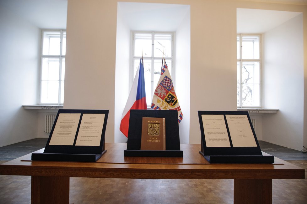 Originální slavnostní výtisk Ústavy České republiky byl zapůjčen z archivu Sněmovny.