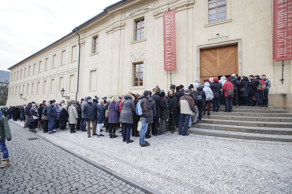 Davy včera mířily na Hrad, i když výstava ještě nezačala.