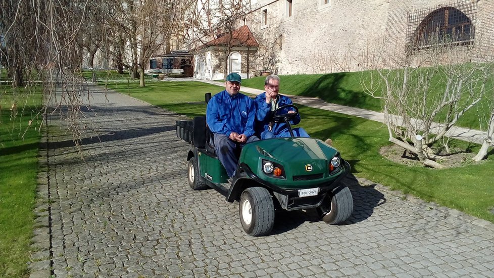 Zahradníci na Hradě mají k dispozici i elektrická vozítka.