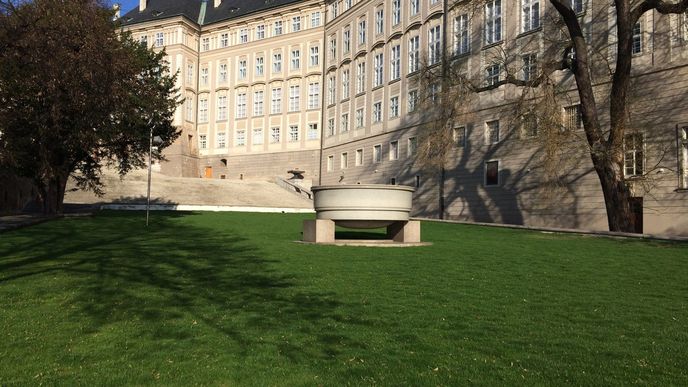 Travnaté plochy zahrad Pražského hradu v kombinaci se sluníčkem působí blahodárně.