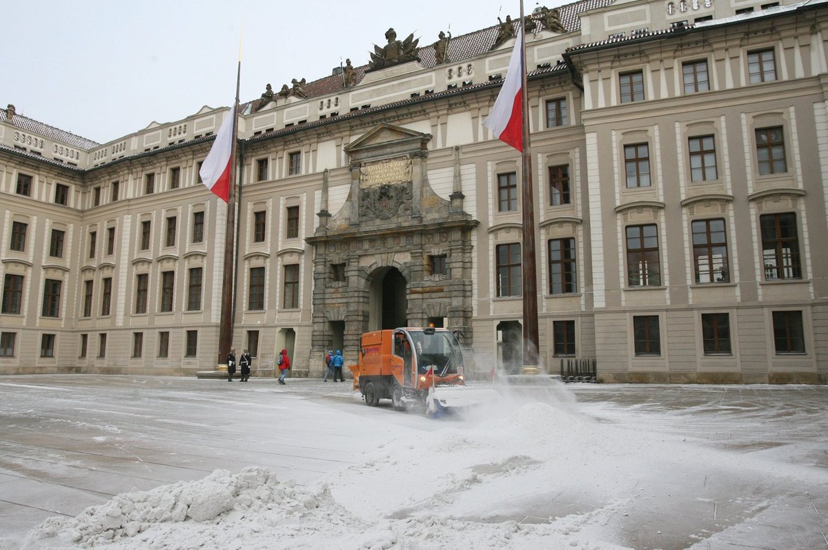 Sníh musejí uklízet i na Pražském hradě.