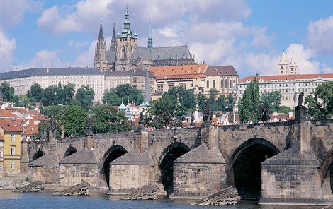 Podle Guinnessovy knihy rekordů je Pražský hrad největším souvislým hradním komplexem na světě.