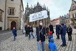 Asi dvacítka lidí dnes protestovala v areálu Pražského hradu proti jeho uzavření