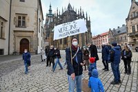 Demonstrace proti úplnému zákazu vstupu na Pražský hrad: Soud jeho znovuotevření podpořil