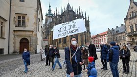 Asi dvacítka lidí dnes protestovala v areálu Pražského hradu proti jeho uzavření