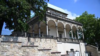 Tři roky po Zemanovi: Zátarasy a předražení plyšáci jsou pryč, Hrad se opravuje a je plný lehátek Tři roky po Zemanovi: Zátarasy a předražení plyšáci jsou pryč, Hrad se opravuje a je plný lehátek