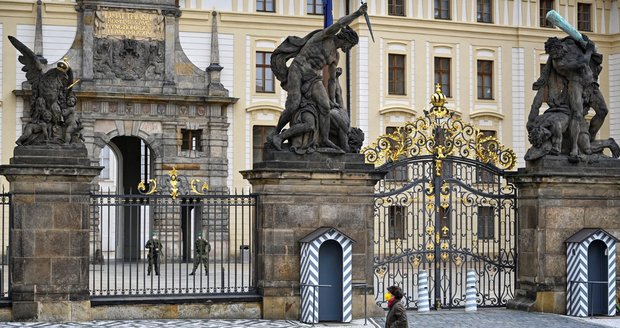 Asi dvacítka lidí dnes protestovala v areálu Pražského hradu proti jeho uzavření