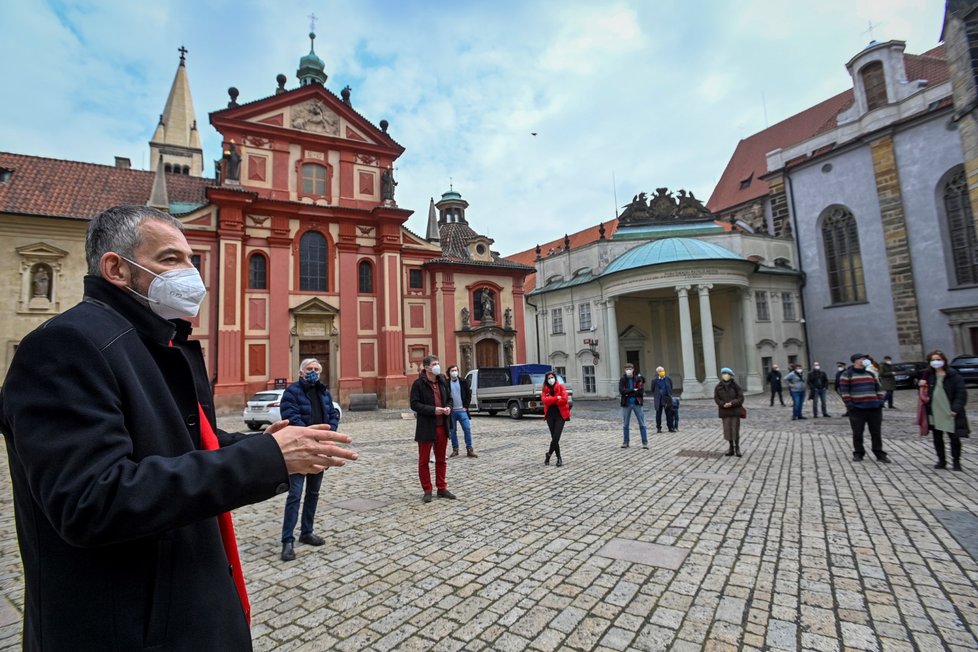 Asi dvacítka lidí dnes protestovala v areálu Pražského hradu proti jeho uzavření