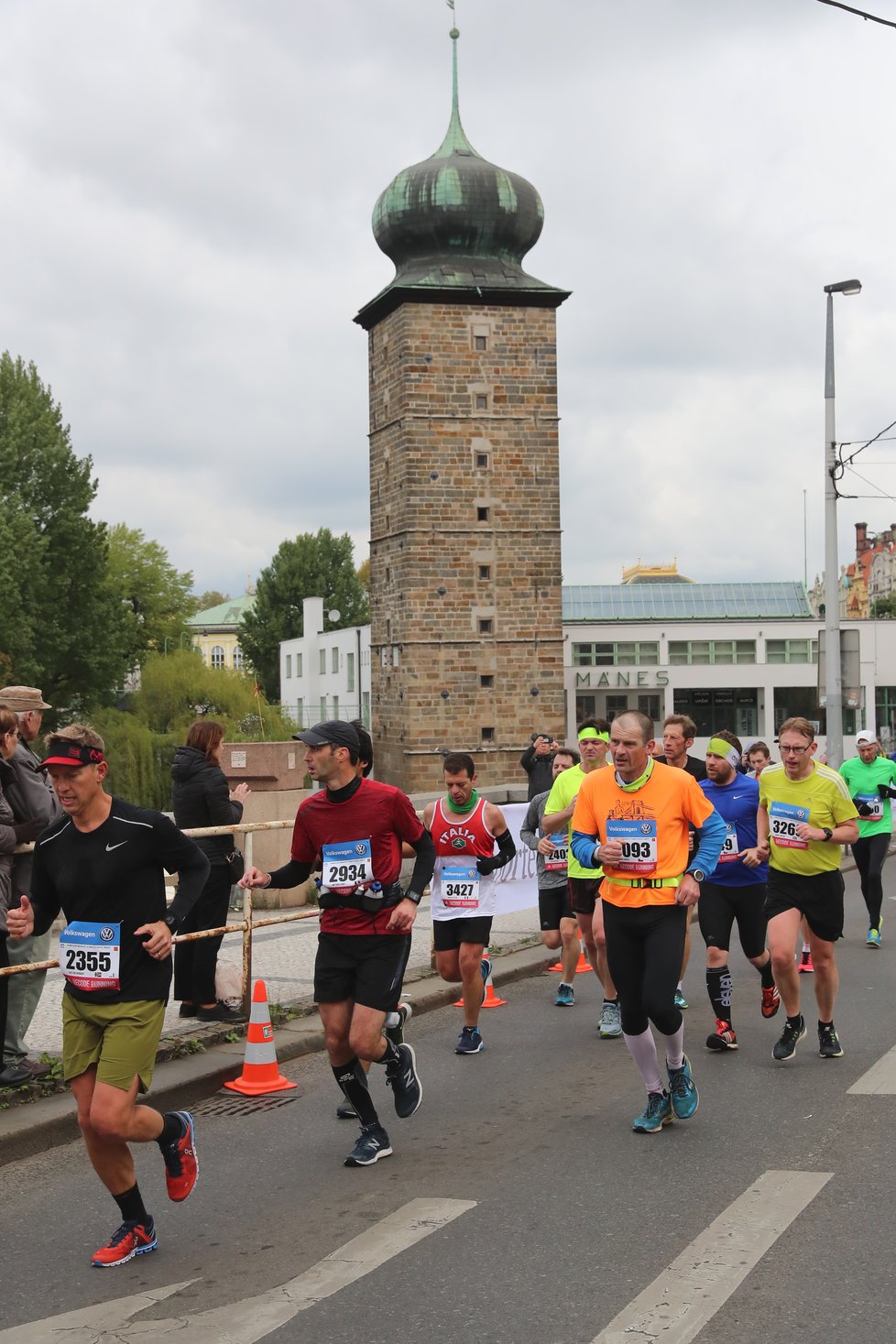 5. květen 2019: V Praze se uskutečnil další ročník Pražského maratonu. Běželo se podél Vltavy i kolem Mánesa.