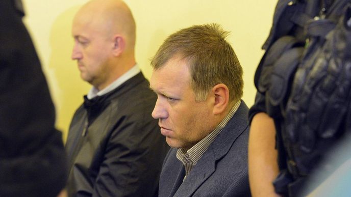 Pražský městský soud potrestal 27. května exnáměstka ministerstva práce Vladimíra Šišku (vpravo na snímku ze 3. října 2012) šesti lety vězení za vydírání. Někdejšímu šéfovi ministerského IT oddělení Milanu Hojerovi (vlevo) uložil pět let.