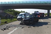 Nehoda blokovala Pražský okruh! U Vestce se srazilo auto s dodávkou, zranili se dva lidé