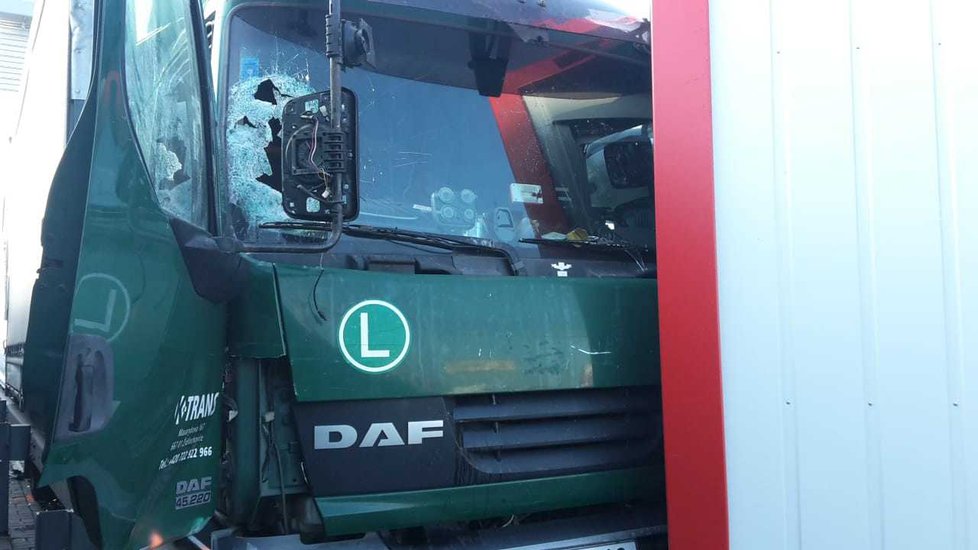 Kamion na Pražském okruhu narazil do montážní buňky.
