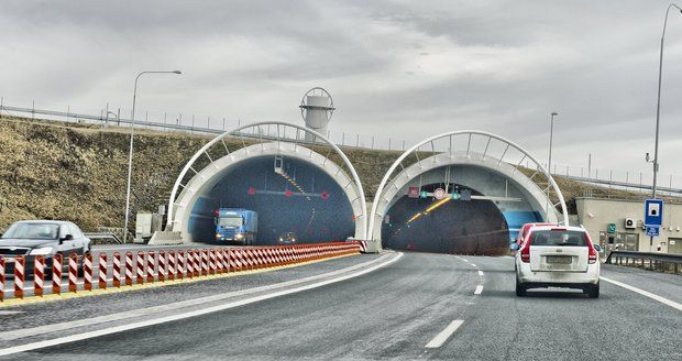 Lochkovský tunel na pražském okruhu byl uzavřen ve směru k dálnici D1