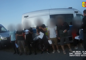 Pražští policisté odhalili vůz, který vezl celkem 10 cizinců. Ani jeden z nich neměl platné cestovní doklady. (17. červenec 2023)