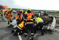 Uzavřený Pražský okruh u Ruzyně: Několik aut se srazilo, na místě jsou hasiči, záchranáři a policie