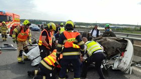 Uzavřený Pražský okruh u Ruzyně: Několik aut se srazilo, zasahovali hasiči, záchranáři a policie