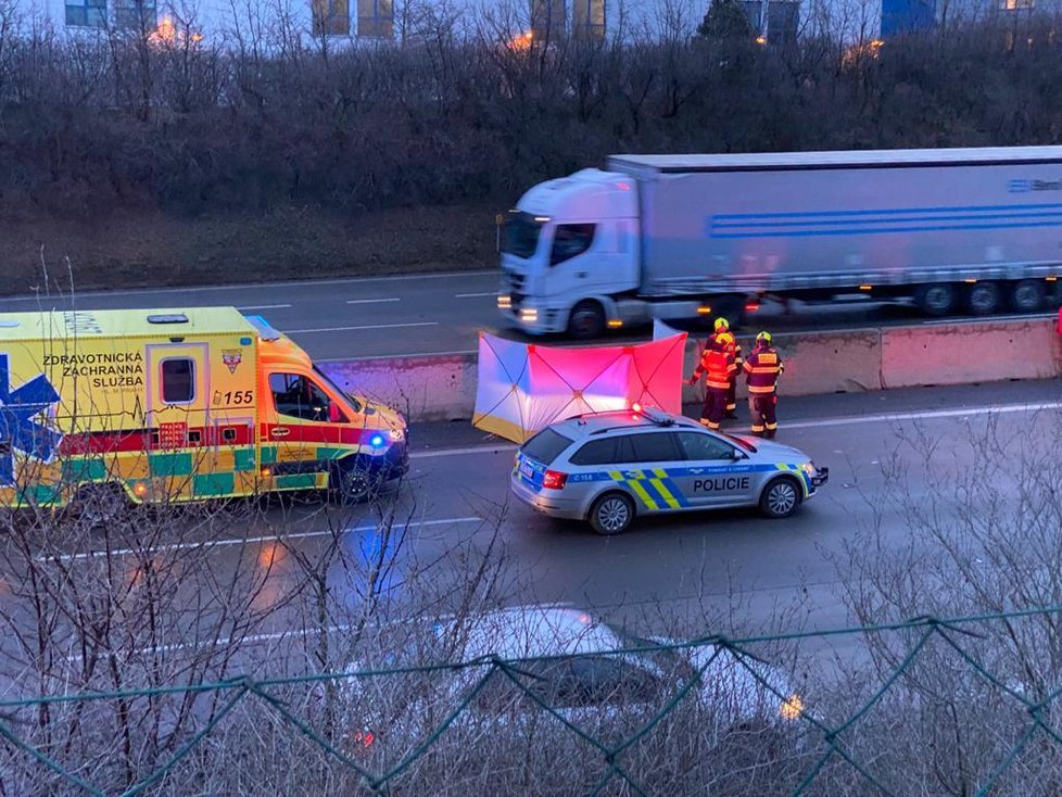 Auto na Pražském okruhu smetlo chodce.