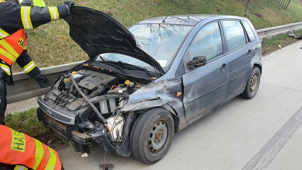 Na Pražském okruhu u sjezdu na Řeporyje došlo k hrůzně vypadající nehodě (2. dubna 2021).