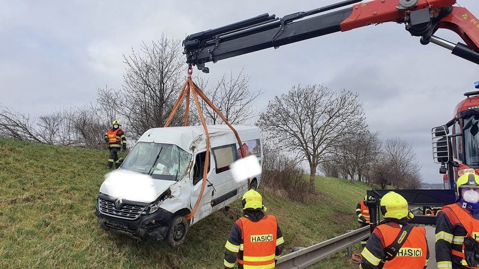 Na Pražském okruhu u sjezdu na Řeporyje došlo k hrůzně vypadající nehodě (2. dubna 2021).