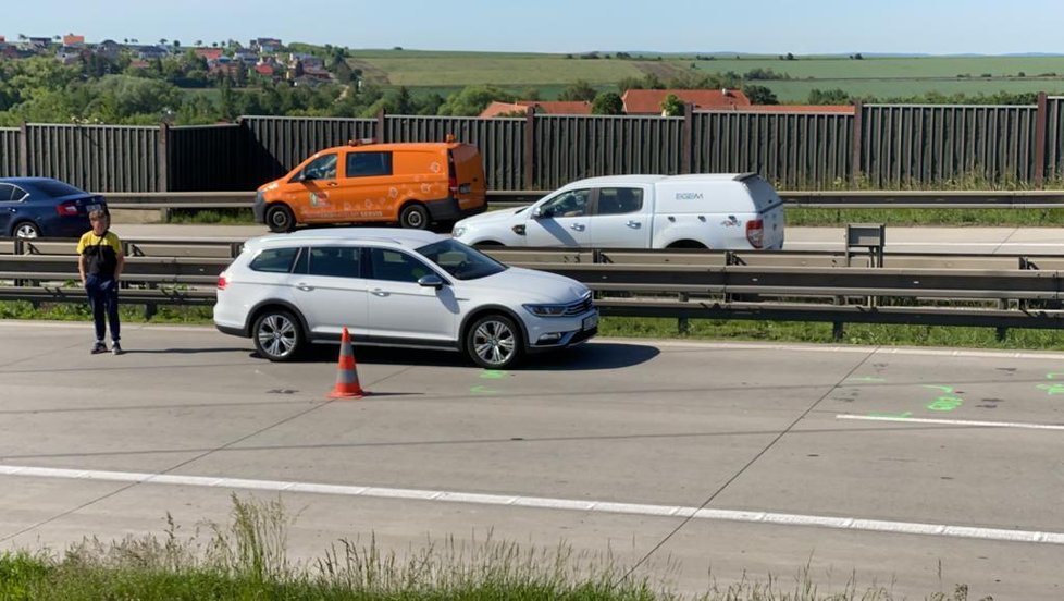 Hromadná nehoda šesti aut na Pražském okruhu, 3. června 2020.