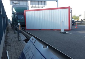 Kamion na Pražském okruhu vrazil do montážní buňky.