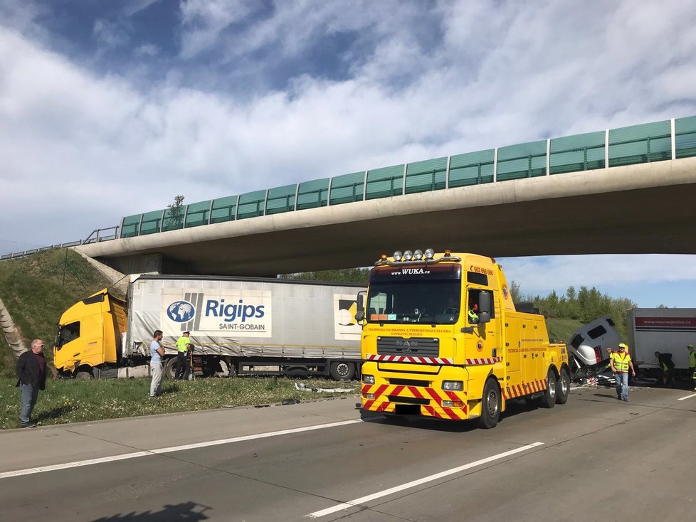 Nehoda několika kamionů uzavřela 26. dubna Pražský okruh.