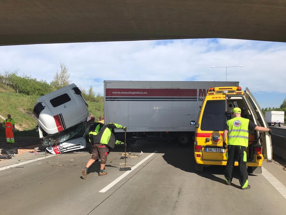 Nehoda několika kamionů uzavřela 26. dubna Pražský okruh.